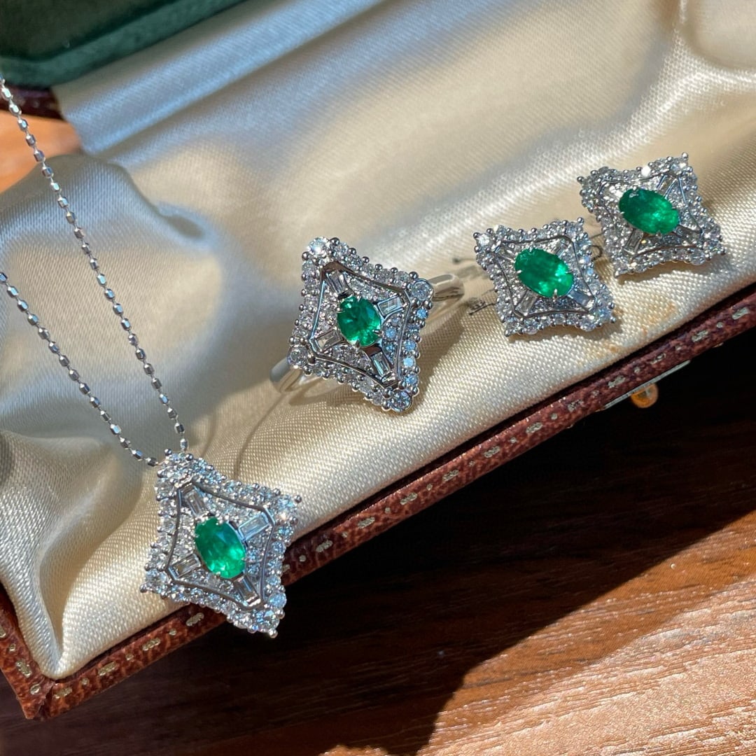 14k Gold 0.98 Ct Natural Emerald & Diamond Jewelry Set (1 of 8)
