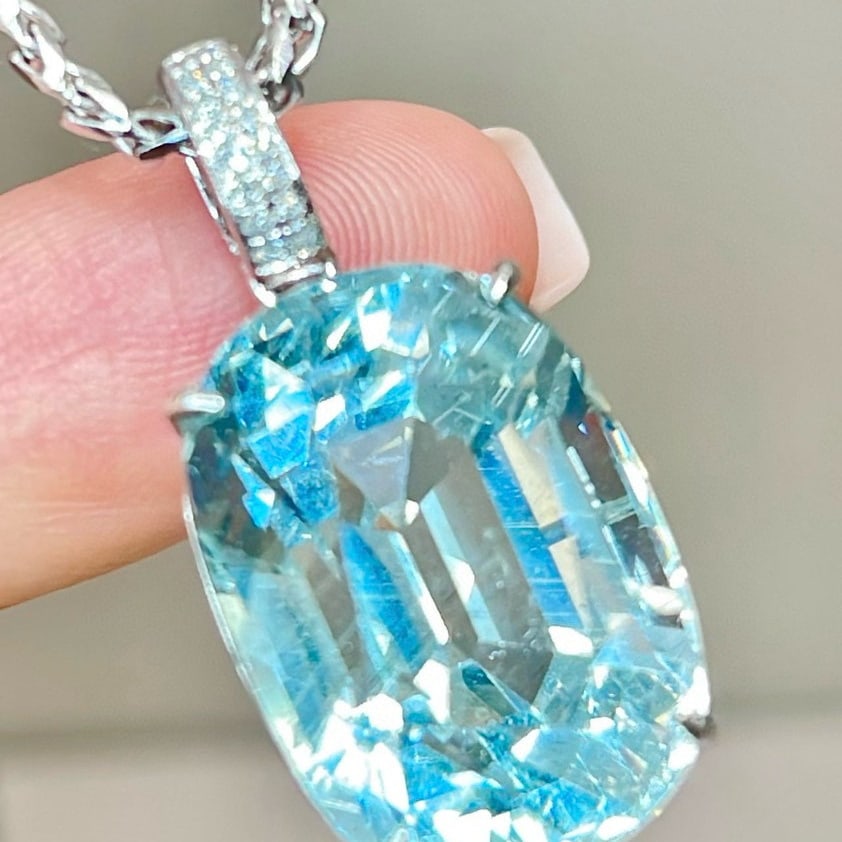 14k Gold 12.1 Ct Natural Aquamarine & Diamond Pendant( Without Chain ): Ref:231064131 // gold content:14k gold // main gemstone:aquamarine // shape:oval // carat weight:12. 1ct // color:blue // treatment:natural // // adjacent gemstone 2 : diamond // shape:round // clarit