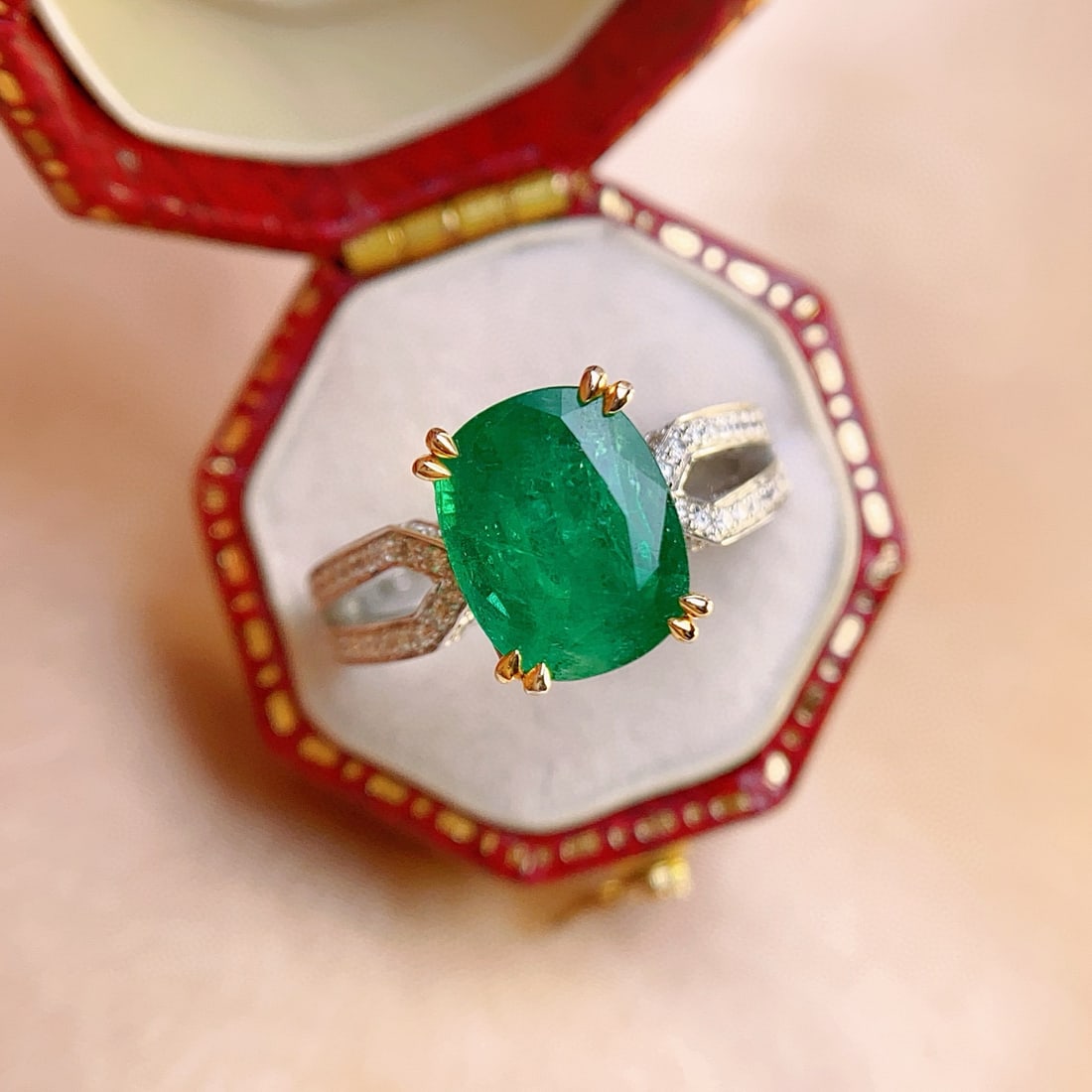 14k Gold 2.50 Ct Vivid Green Natural Emerald & Diamond Ring: Ref:231064154 // gold content:14k gold // ring size:7. 25us // // main gemstone:emerald // shape:cushion // carat weight:2. 50ct // color:vivid green // treatment:natural // // adjacent gemstone 2 : d