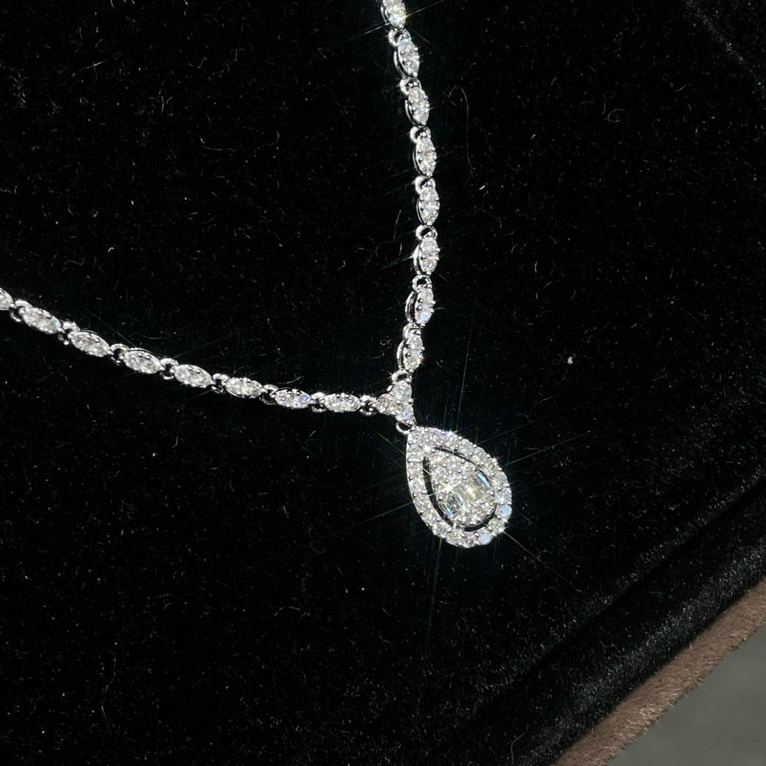 14k Gold 0.5 Ct Natural H Diamond Necklace: Ref:231064158 // gold content:14k gold // main gemstone:diamond // shape:multiply // carat weight:0. 5ct // clarity grade:vs-si // color:h // treatment:natural // High Estimate: 19000 Condition: New