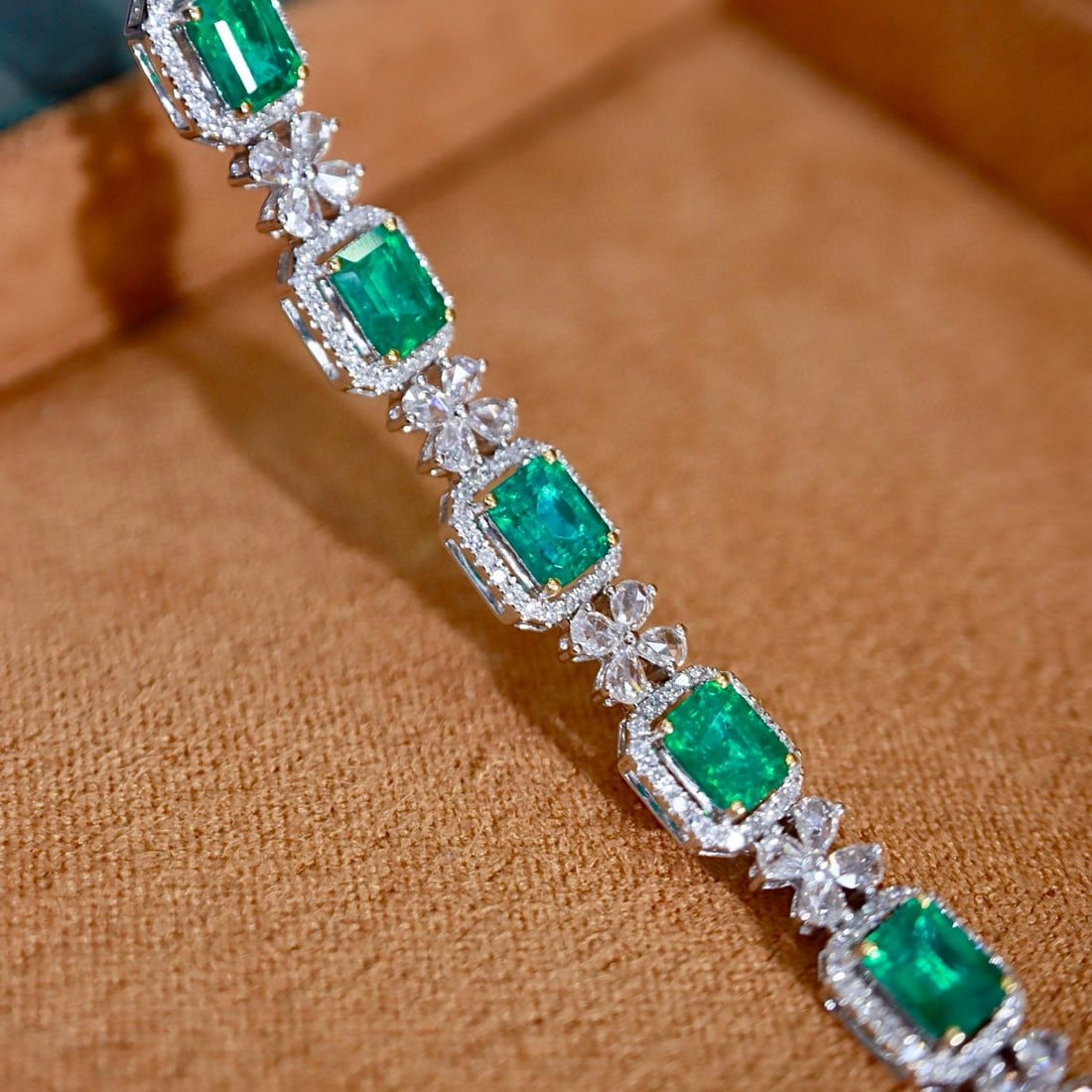 14k Gold 6.22 Ctw Natural Emerald & Diamond Bracelet: Ref:231064166 // gold content:14k gold // main gemstone:emerald // shape:octagonal // carat weight:4. 76ct // color:green // treatment:natural // // adjacent gemstone 2 : diamond // shape:round // car