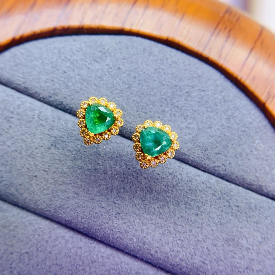 14k Gold 1 Ct Natural Emerald & Diamond Earrings: Ref:231064177 // gold content:14k gold // main gemstone:emerald // shape:pear // carat weight:1ct // color:green // treatment:natural // // adjacent gemstone 2 : diamond // number of stones:26 // shap