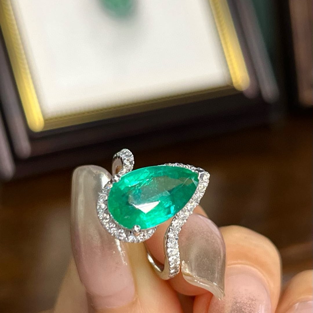 14k Gold 4.09 Ctw Natural Emerald & Diamond Ring: Ref:231064203 // gold content:14k gold // ring size:7. 25us // // main gemstone:emerald // shape:pear // carat weight:3. 70ct // color:green // treatment:natural // // adjacent gemstone 2 :