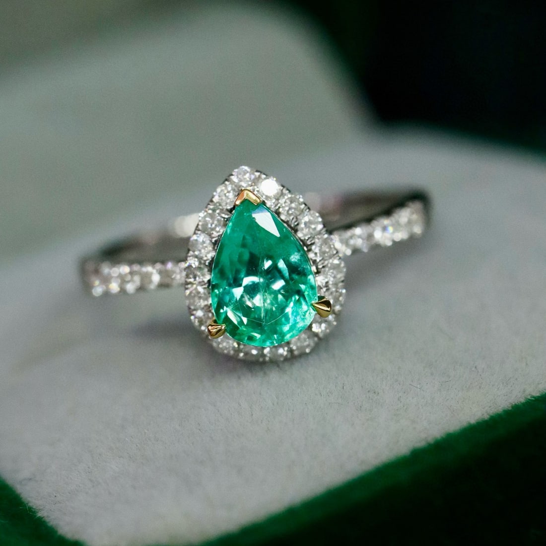 14k Gold 1.63 Ctw Natural Emerald & Diamond Ring: Ref:231064204 // gold content:14k gold // ring size:7. 25us // // main gemstone:emerald // shape:pear // carat weight:0. 86ct // color:green // treatment:natural // // adjacent gemstone 2 :
