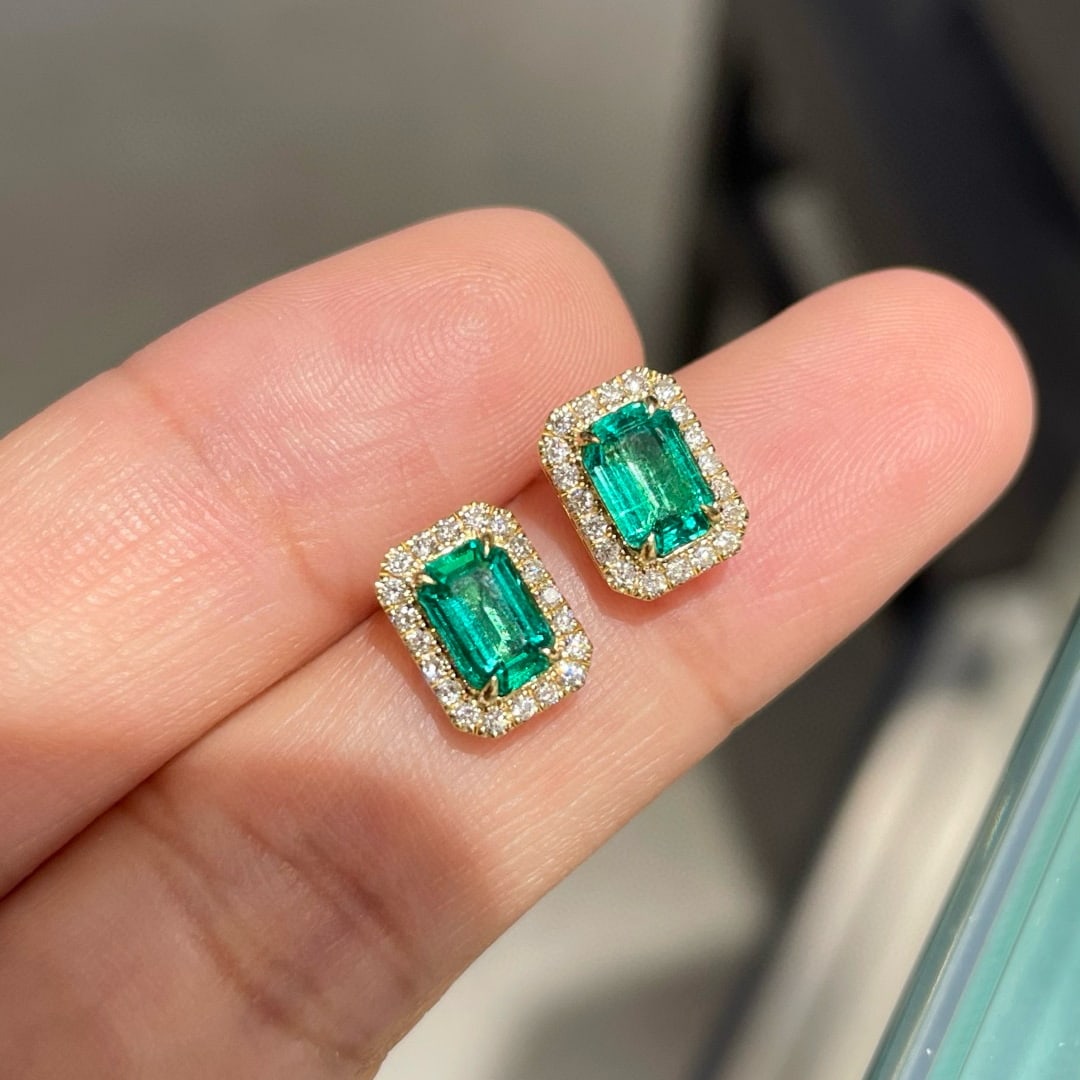 14k Gold 1.2 Ct Natural Emerald & Diamond Earrings: Ref:231064205 // gold content:14k gold // main gemstone:emerald // shape:octagonal // carat weight:1. 2ct // color:green // treatment:natural // // adjacent gemstone 2 : diamond // shape:round //
