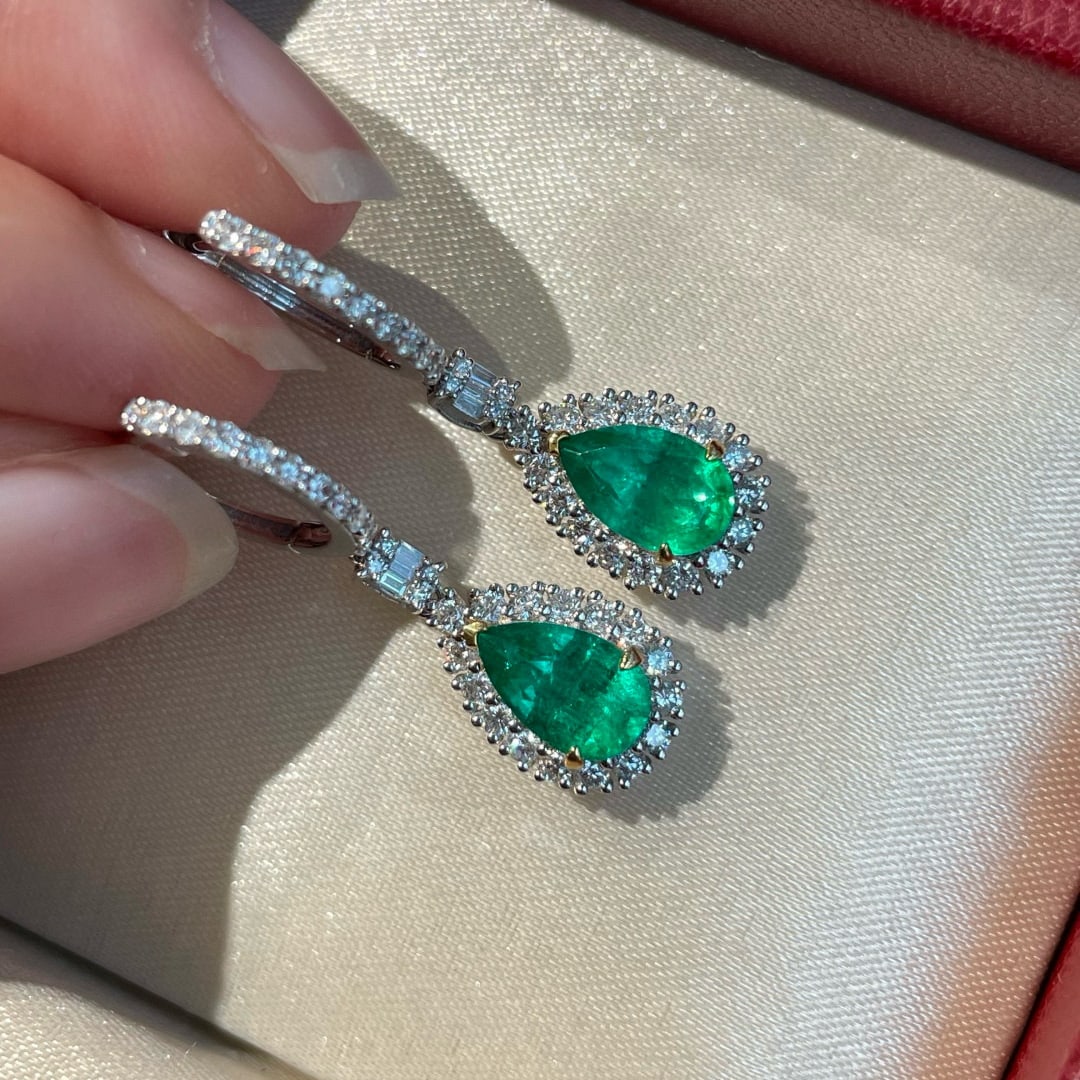 14k Gold 1.8 Ct Natural Emerald & Diamond Earrings: Ref:231064207 // gold content:14k gold // main gemstone:emerald // shape:pear // carat weight:1. 8ct // color:green // treatment:natural // // adjacent gemstone 2 : diamond // shape:multiply //