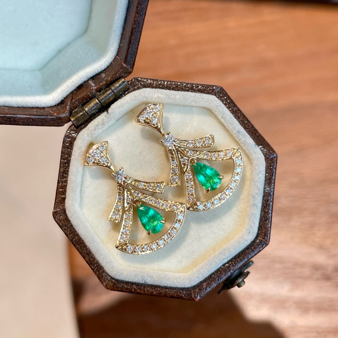 14k Gold 0.36 Ct Natural Emerald & Diamond Earrings: Ref:231064208 // gold content:14k gold // main gemstone:emerald // shape:pear // carat weight:0. 36ct // color:green // treatment:natural // // adjacent gemstone 2 : diamond // shape:round // clarity