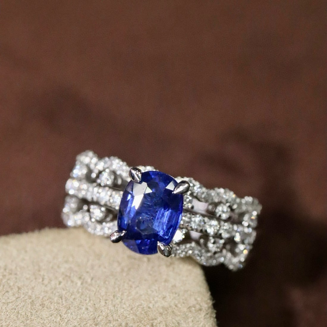 14k Gold 1.43 Ctw Natural Sapphire & Diamond Ring: Ref:231064261 // gold content:14k gold // ring size:7. 25us // // main gemstone:sapphire // shape:oval // carat weight:1. 05ct // color:blue // treatment:natural // // adjacent gemstone 2 :