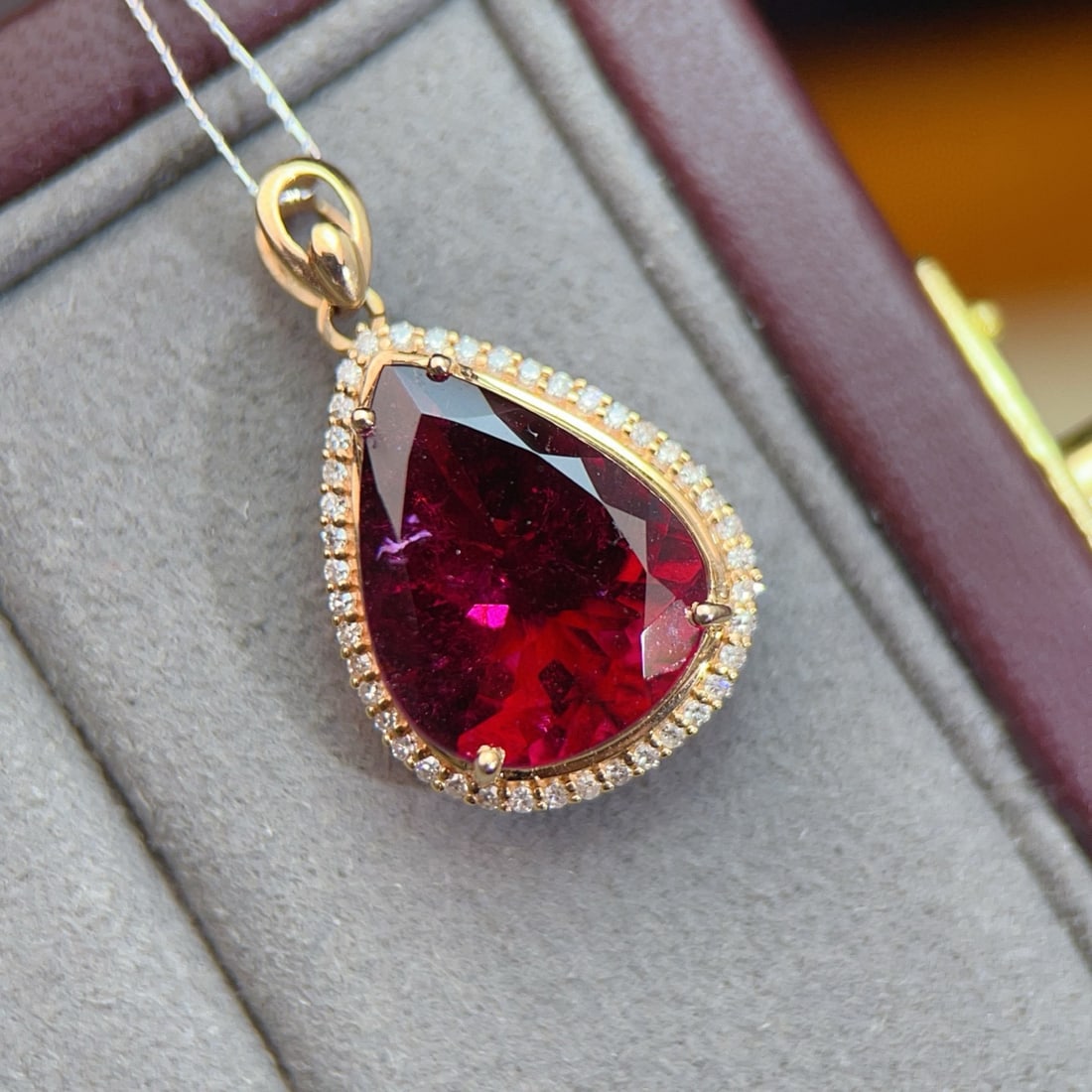 14k Gold 6.06 Ctw Natural Tourmaline & Diamond Pendant( Without Chain ): Ref:231064267 // gold content:14k gold // main gemstone:tourmaline // shape:pear // carat weight:5. 85ct // color:red // treatment:natural // // adjacent gemstone 2 : diamond // number of stones:42