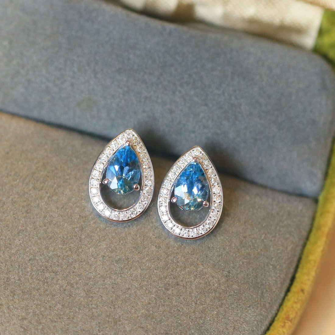 14k Gold 0.90 Ctw Natural Aquamarine & Diamond Earrings - 2