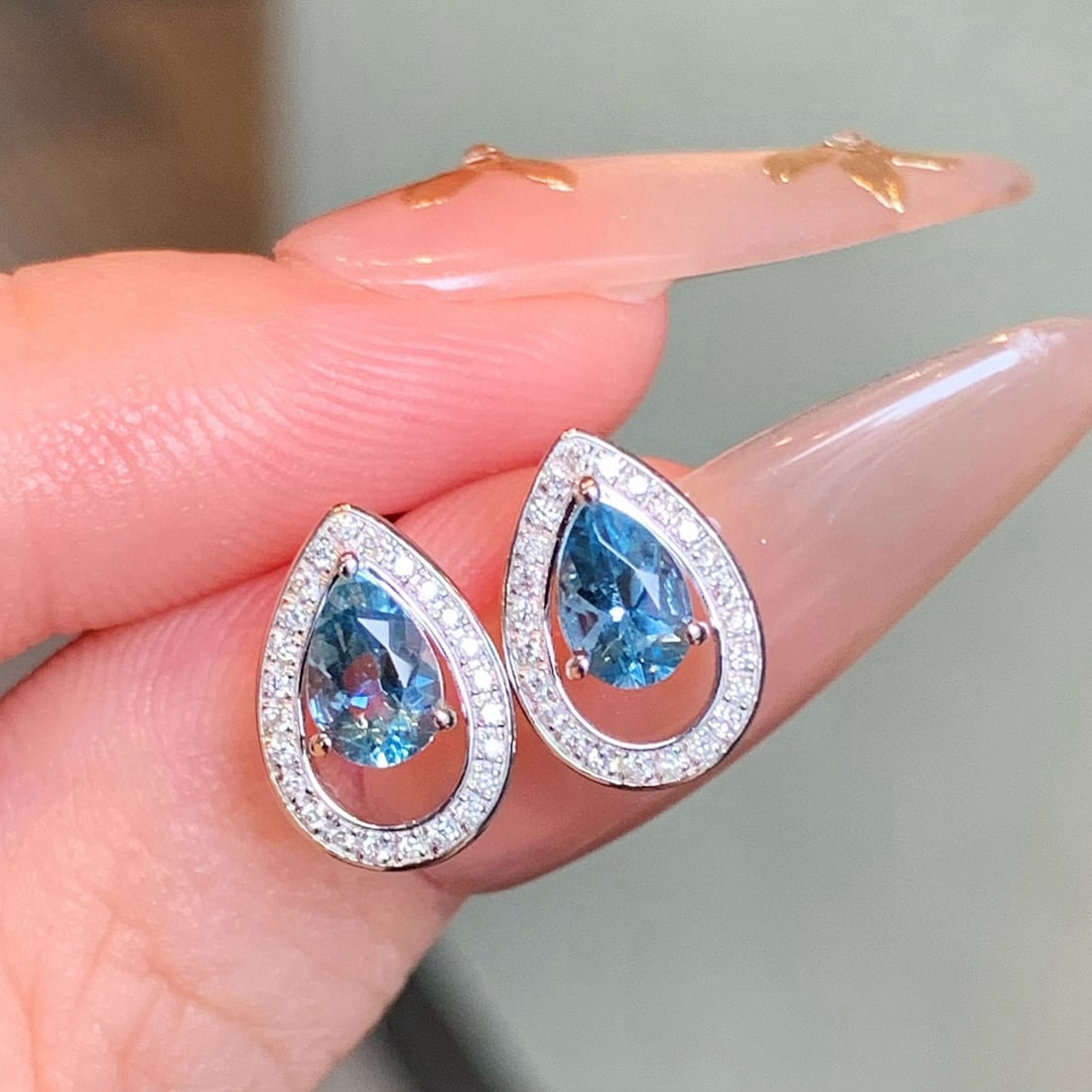 14k Gold 0.90 Ctw Natural Aquamarine & Diamond Earrings - 4