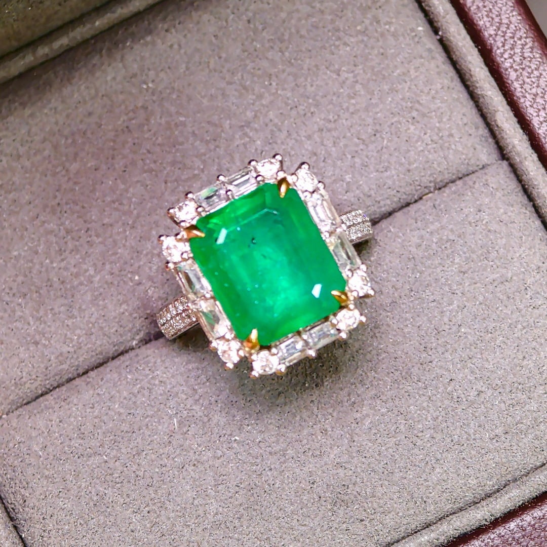 14k Gold 6.30 Ctw Natural Emerald & Diamond Ring: Ref:231064282 // gold content:14k gold // ring size:7. 25us // // main gemstone:emerald // shape:octagonal // carat weight:5. 80ct // color:green // treatment:natural // // adjacent gemstone 2 :
