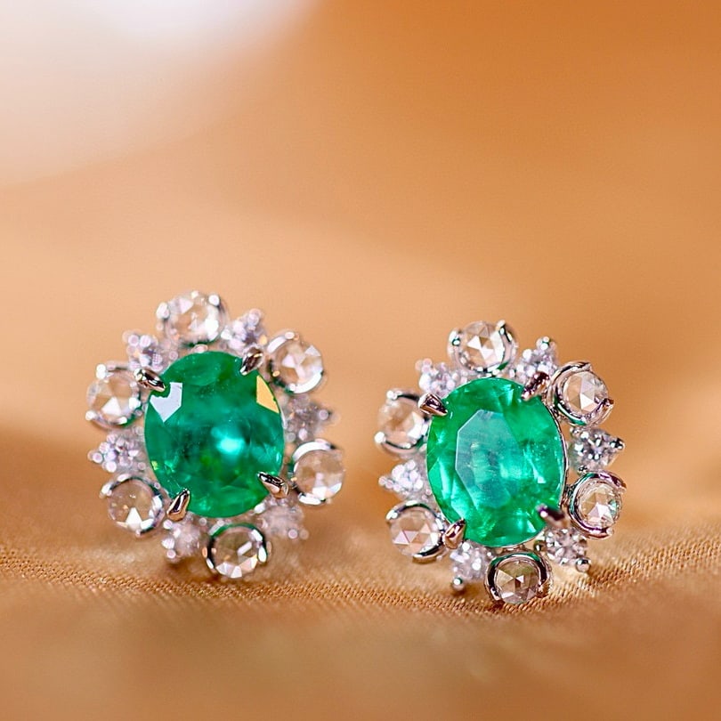 14k Gold 1.62 Ctw Vivid Green Natural Emerald & Diamond Earrings: Ref:231064294 // gold content:14k gold // main gemstone:emerald // shape:oval // carat weight:1. 26ct // color:vivid green // treatment:natural // // adjacent gemstone 2 : diamond // shape:round //