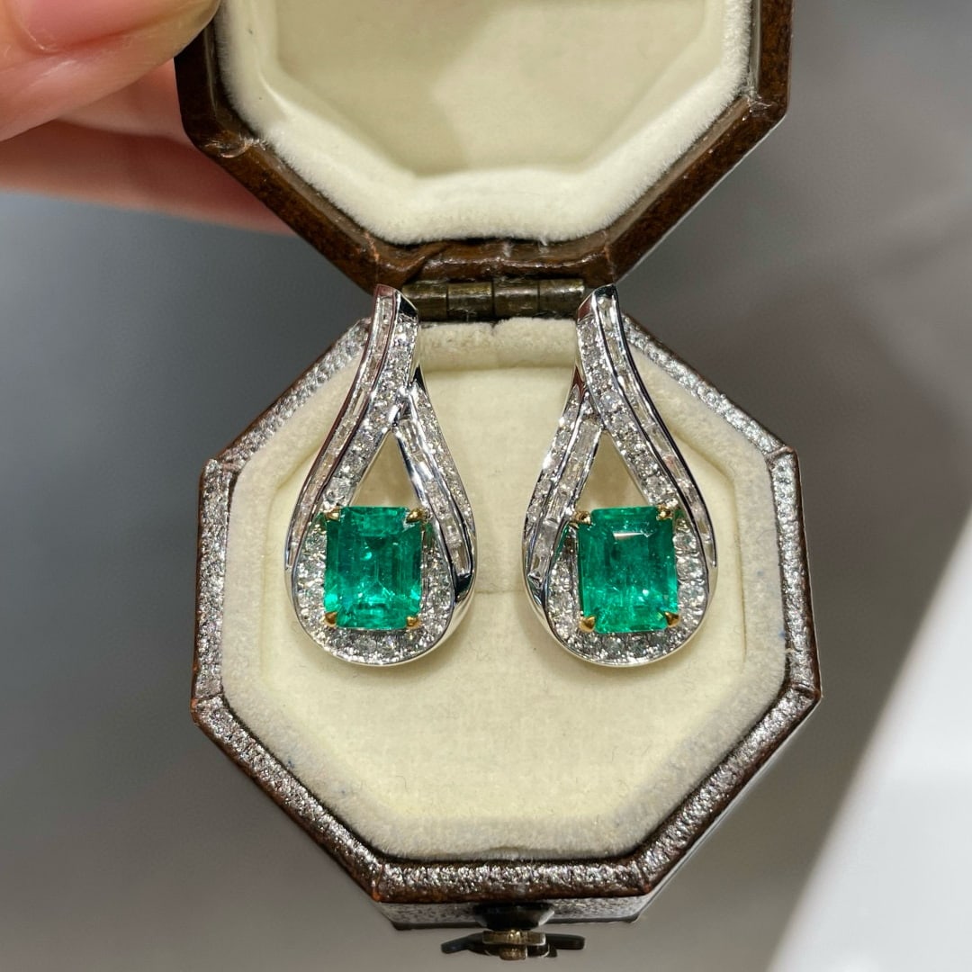 14k Gold 1.30 Ct Natural Emerald & Diamond Earrings: Ref:231064301 // gold content:14k gold // main gemstone:emerald // shape:octagonal // carat weight:1. 30ct // color:green // treatment:natural // // adjacent gemstone 2 : diamond // shape:multiply
