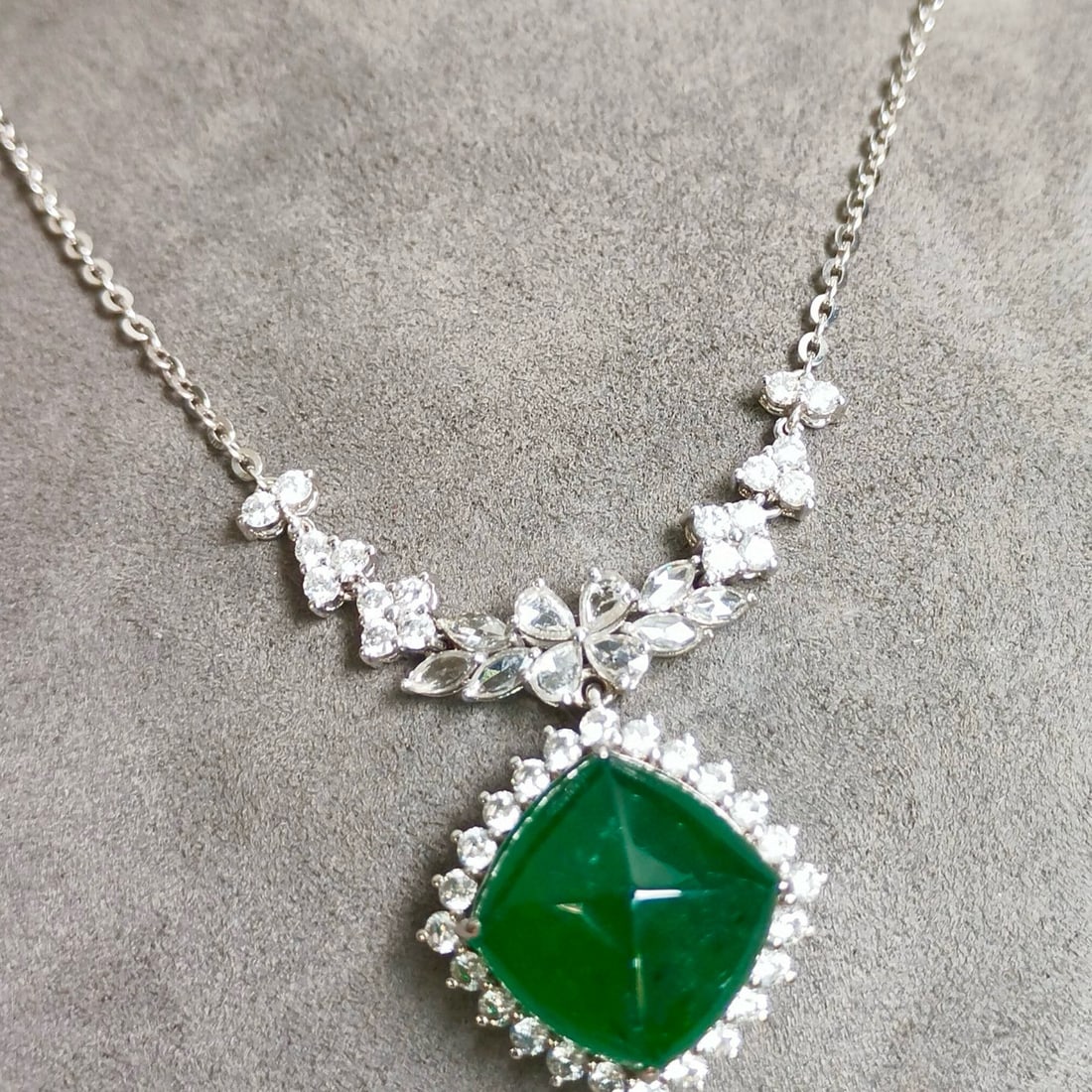 14k Gold 13.82 Ctw Vivid Green Natural Emerald & Diamond Necklace: Ref:231064311 // gold content:14k gold // main gemstone:emerald // shape:sugar-loaf // carat weight:12. 06ct // color:vivid green // treatment:natural // // adjacent gemstone 2 : diamond //