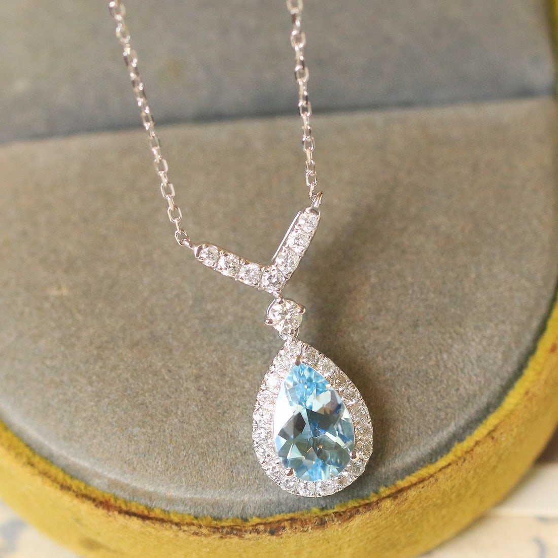 14k Gold 1.54 Ctw Natural Aquamarine & Diamond Necklace: Ref:231064315 // gold content:14k gold // main gemstone:aquamarine // shape:pear // carat weight:1. 15ct // color:santa maria color // treatment:natural // // adjacent gemstone 2 : diamond // shape:ro