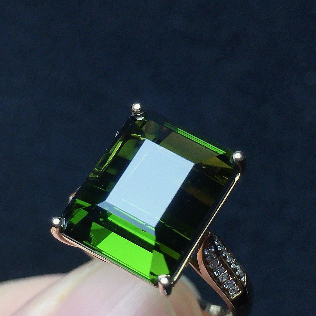 14k Gold 9.28 Ct Natural Tourmaline & Diamond Ring: Ref:231064323 // gold content:14k gold // ring size:7. 25us // // main gemstone:tourmaline // shape:octagonal // carat weight:9. 28ct // color:green // treatment:natural // // adjacent gemstone 2