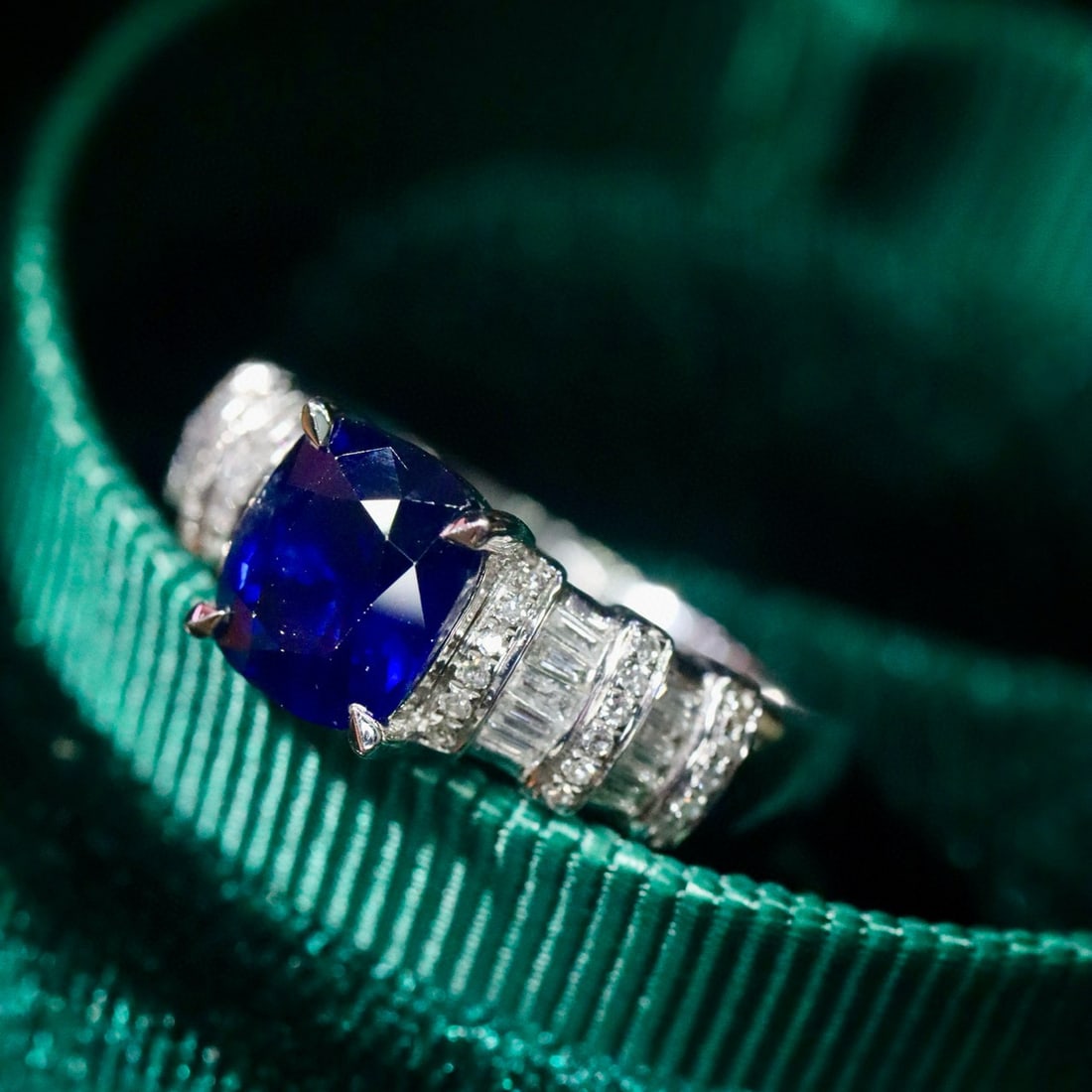 14k Gold 1.82 Ctw Vivid Blue Natural Sapphire & Diamond Ring: Ref:231064325 // gold content:14k gold // ring size:7. 25us // // main gemstone:sapphire // shape:cushion // carat weight:1. 53ct // color:vivid blue // treatment:natural // // adjacent gemstone 2