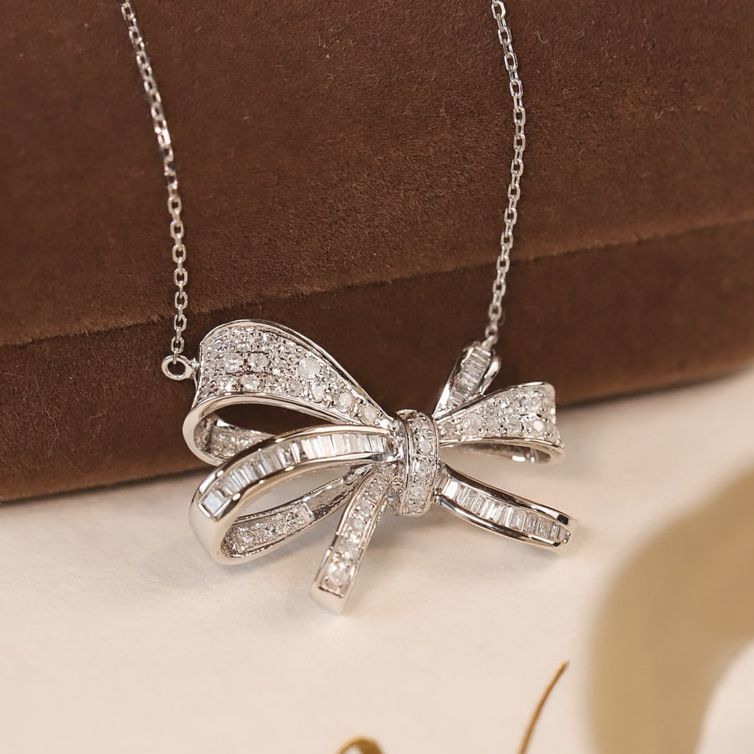 14k Gold 1 Ct Natural H Diamond Necklace: Ref:231064383 // gold content:14k gold // main gemstone:diamond // shape:multiply // carat weight:1ct // clarity grade:vs-si // color:h // treatment:natural // High Estimate: 5300 Low Estimate: 3500