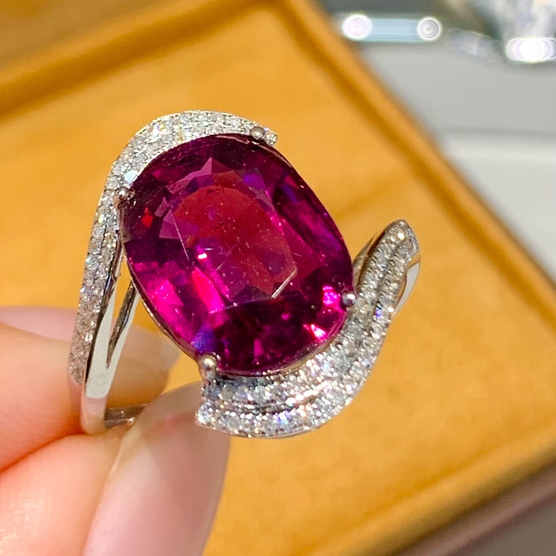 14k Gold 5 Ct Natural Tourmaline & Diamond Ring: Ref:231064392 // gold content:14k gold // ring size:7. 25us // // main gemstone:tourmaline // shape:oval // carat weight:5ct // color:red // treatment:natural // // adjacent gemstone 2 : diamond // sh