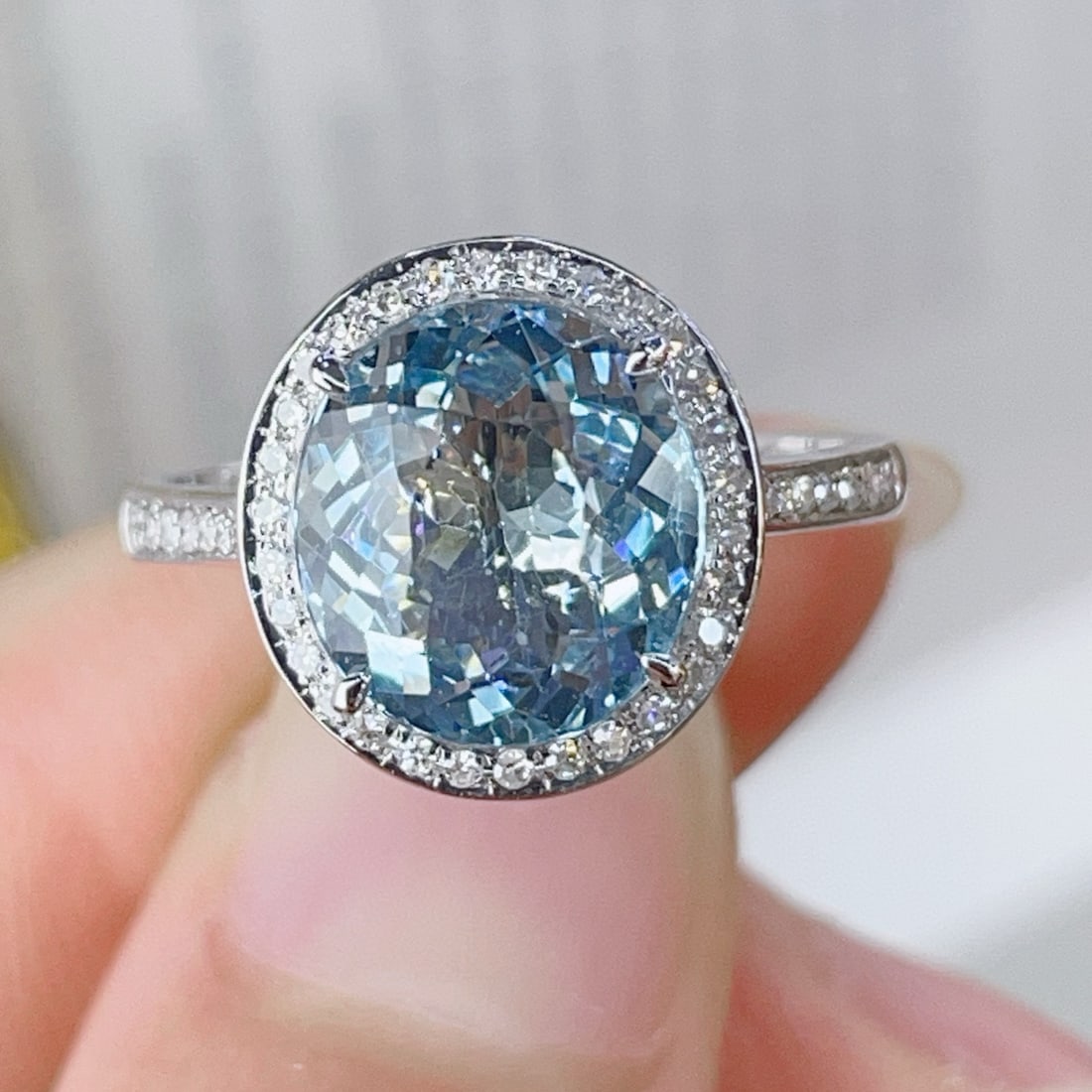 14k Gold 2.79 Ctw Natural Aquamarine & Diamond Ring: Ref:231064400 // gold content:14k gold // ring size:7. 25us // // main gemstone:aquamarine // shape:oval // carat weight:2. 6ct // color:blue // treatment:natural // // adjacent gemstone 2 : diamond /