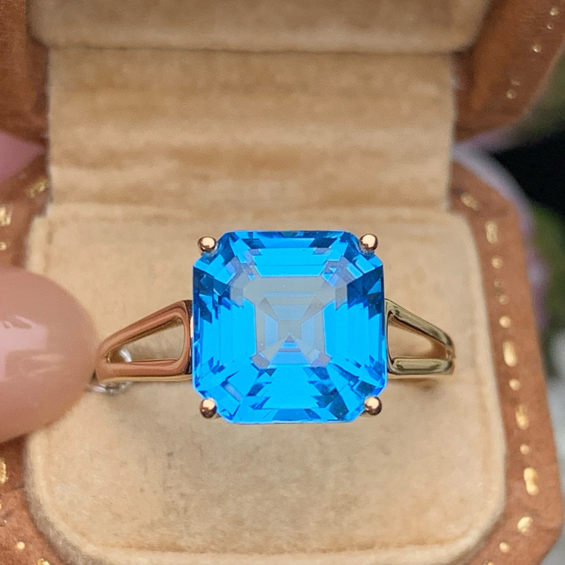 14k Gold 4.75 Ct Natural Topaz Ring: Ref:231064411 // gold content:14k gold // ring size:7. 25us // // main gemstone:topaz // shape:octagonal // carat weight:4. 75ct // color:blue // treatment:natural // Condition: NewHigh Estimate: