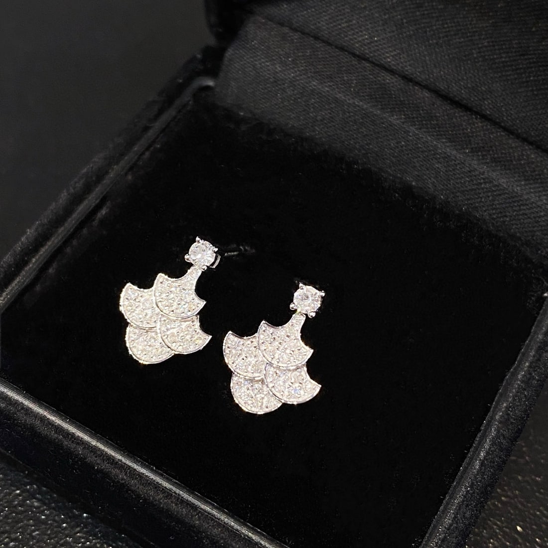 14k Gold 0.34 Ct Natural H Diamond Earrings: Ref:231064422 // gold content:14k gold // main gemstone:diamond // shape:round // carat weight:0. 34ct // clarity grade:vs-si // color:h // treatment:natural // cut grade:g // High Estimate: 3100Low