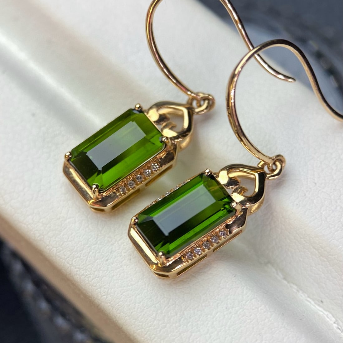 14k Gold 4 Ct Natural Tourmaline & Diamond Earrings: Ref:231065207 // gold content:14k gold // main gemstone:tourmaline // shape:octagonal // carat weight:4ct // color:green // treatment:natural // // adjacent gemstone 2 : diamond // number of stones:20
