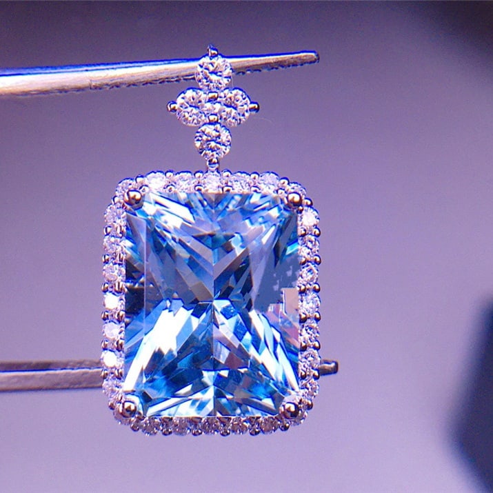 14k Gold 4.6 Ct Natural Aquamarine & Diamond Pendant( Without Chain ): Ref:231065209 // gold content:14k gold // main gemstone:aquamarine // shape:octagonal // carat weight:4. 6ct // color:santa maria color // treatment:natural // // adjacent gemstone 2 : diamond // shap