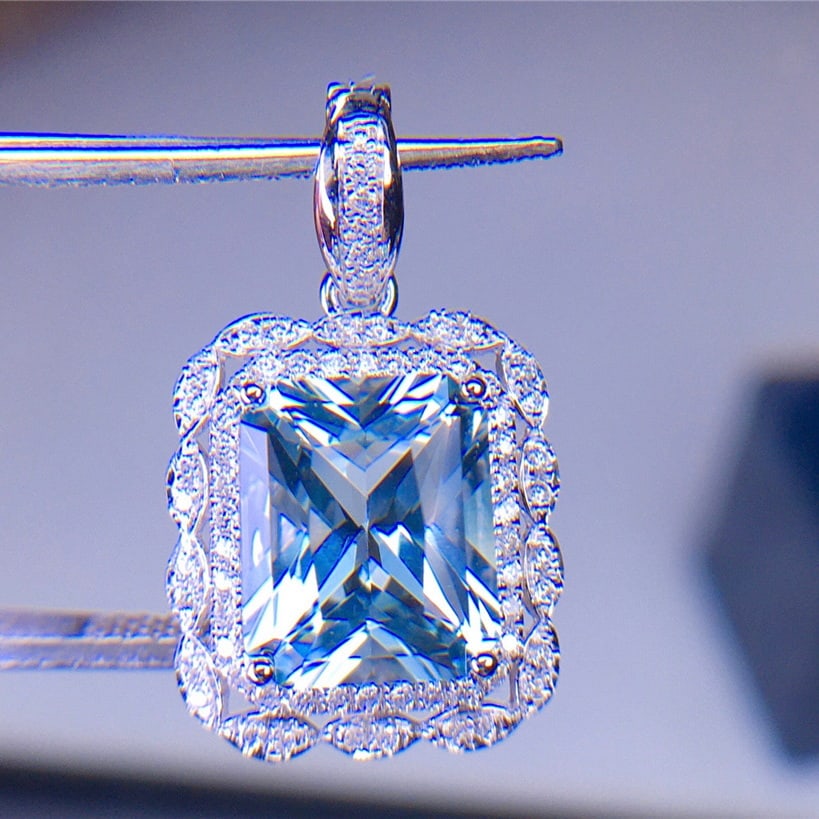 14k Gold 3.66 Ct Natural Aquamarine & Diamond Pendant( Without Chain ): Ref:231065238 // gold content:14k gold // main gemstone:aquamarine // shape:octagonal // carat weight:3. 66ct // color:santa maria color // treatment:natural // // adjacent gemstone 2 : diamond // sha