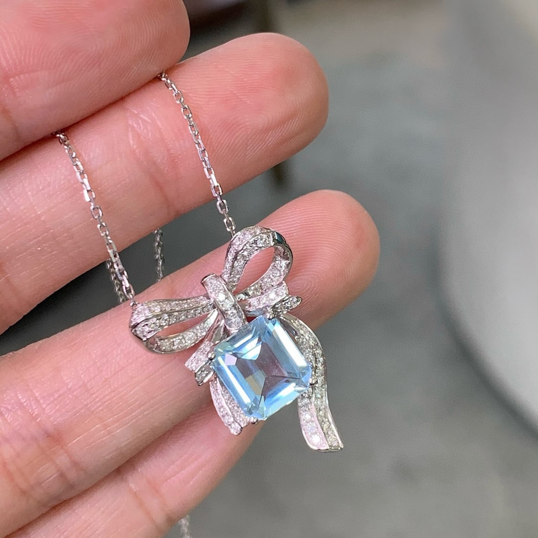 14k Gold 3.17 Ctw Natural Aquamarine & Diamond Necklace: Ref:231066078 // gold content:14k gold // main gemstone:aquamarine // shape:octagonal // carat weight:2. 73ct // color:blue // treatment:natural // // adjacent gemstone 2 : diamond // shape:round