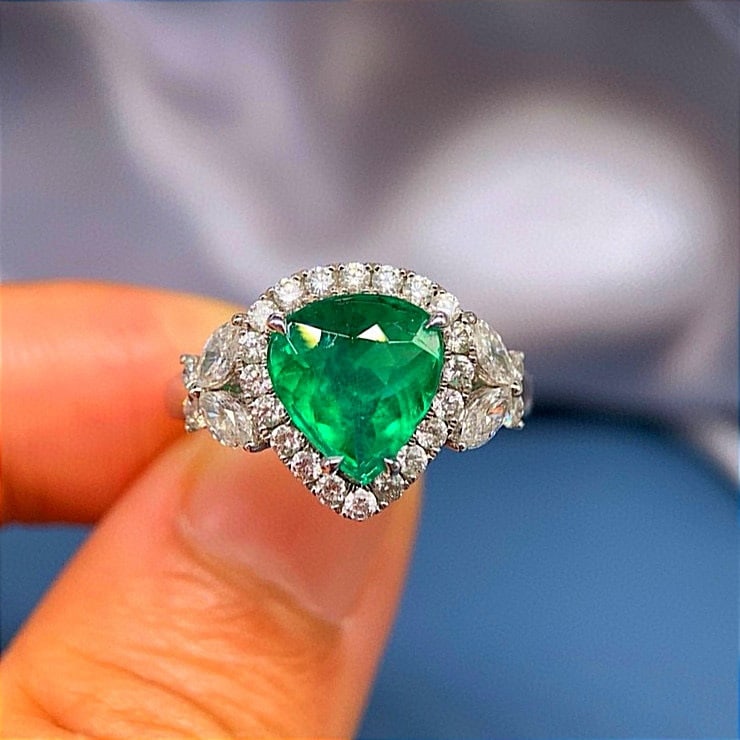 14k Gold 2.79 Ctw Vivid Green Natural Emerald & Diamond Ring: Ref:231066092 // gold content:14k gold // ring size:7. 25us // // main gemstone:emerald // shape:pear // carat weight:1. 91ct // color:vivid green // treatment:natural // // adjacent gemstone 2 :