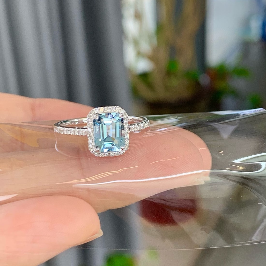 14k Gold 1.32 Ctw Natural Aquamarine & Diamond Ring: Ref:231066140 // gold content:14k gold // ring size:7. 25us // // main gemstone:aquamarine // shape:octagonal // carat weight:1. 15ct // color:santa maria color // treatment:natural // // adjacent gem