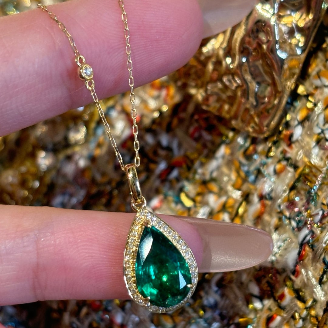 14k Gold 1.81 Ct Vivid Green Natural Emerald & Diamond Necklace: Ref:231066142 // gold content:14k gold // main gemstone:emerald // shape:pear // carat weight:1. 81ct // color:vivid green // treatment:natural // // adjacent gemstone 2 : diamond // shape:round //
