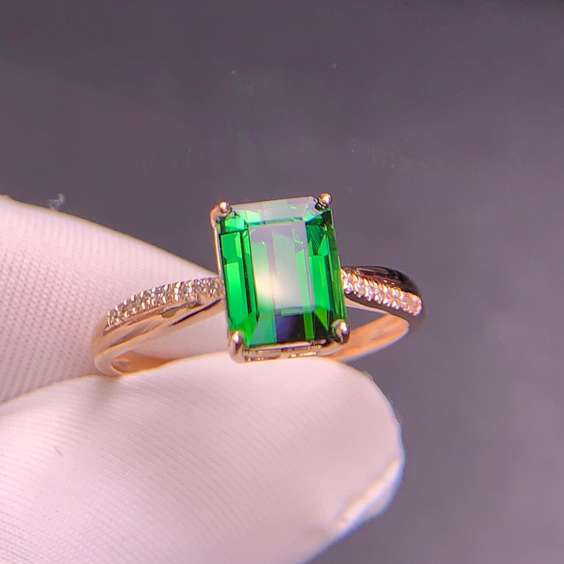 14k Gold 2.07 Ct Natural Tourmaline & Diamond Ring: Ref:231066160 // gold content:14k gold // ring size:7. 25us // // main gemstone:tourmaline // shape:octagonal // carat weight:2. 07ct // color:green // treatment:natural // // adjacent gemstone 2