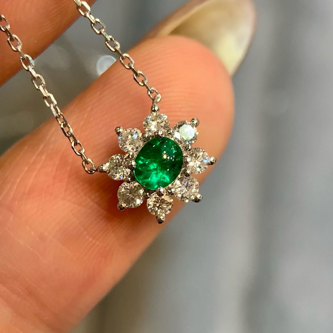 14k Gold 0.43 Ctw Vivid Green Natural Emerald & Diamond Necklace: Ref:231066170 // gold content:14k gold // main gemstone:emerald // shape:oval // carat weight:0. 19ct // color:vivid green // treatment:natural // // adjacent gemstone 2 : diamond // shape:round //