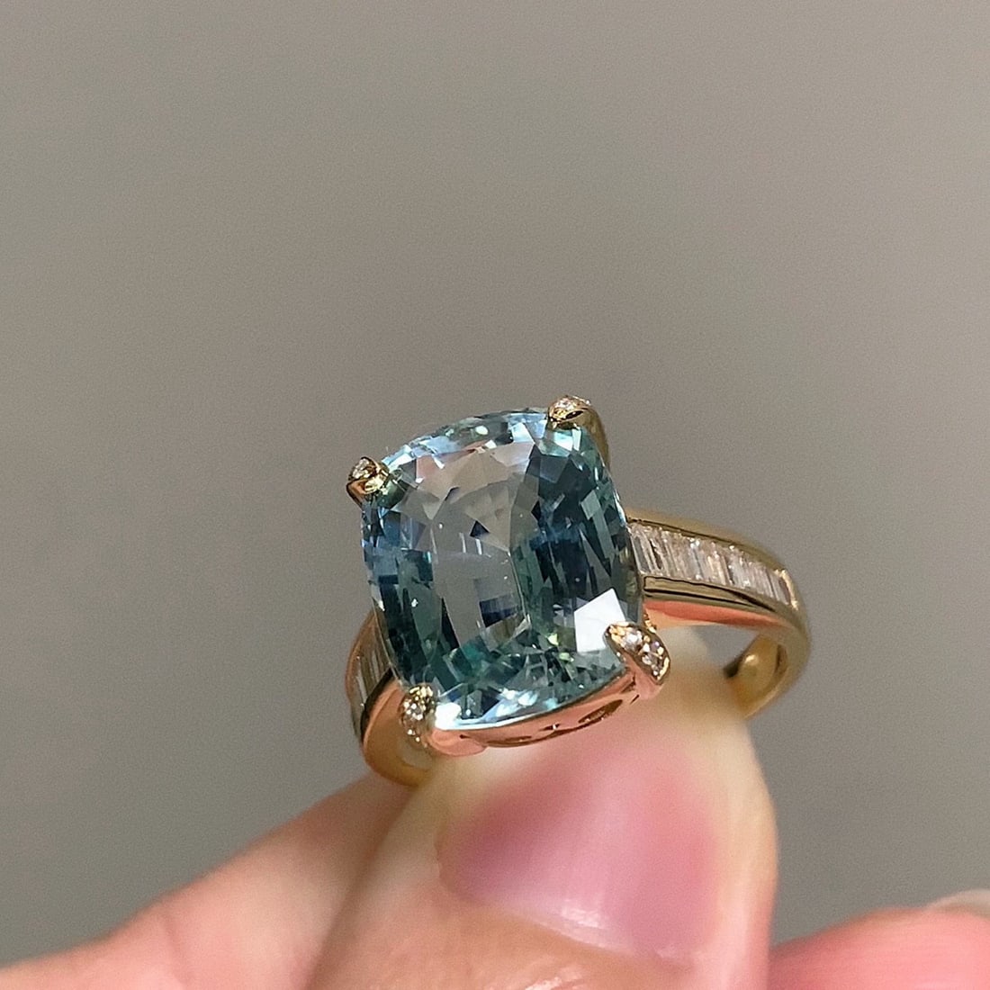 14k Gold 4.60 Ct Natural Aquamarine & Diamond Ring: Ref:231066176 // gold content:14k gold // ring size:7. 25us // // main gemstone:aquamarine // shape:cushion // carat weight:4. 60ct // color:santa maria color // treatment:natural // // adjacent gemst