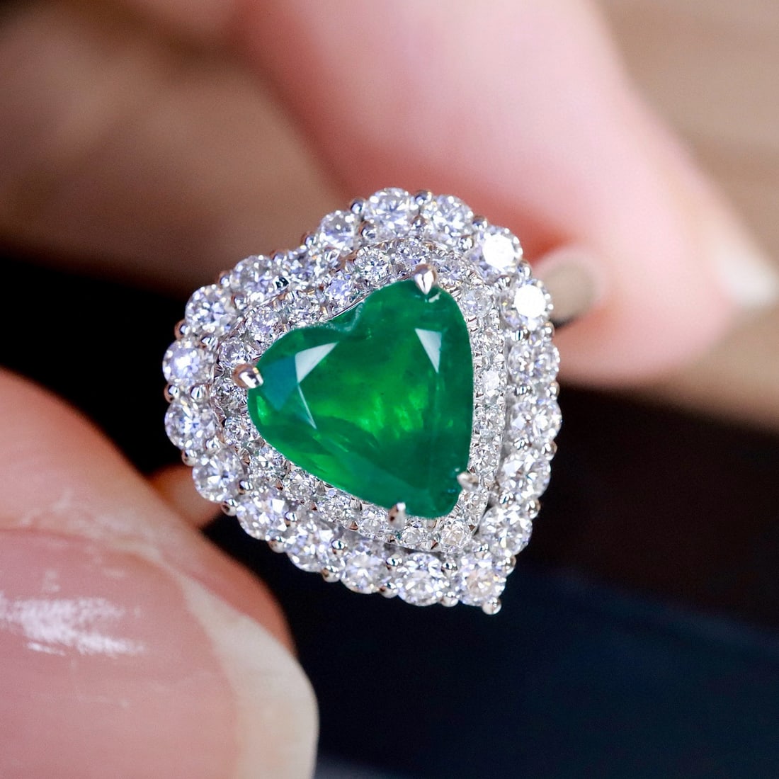 14k Gold 1.54 Ctw Vivid Green Natural Emerald & Diamond Ring: Ref:231066178 // gold content:14k gold // ring size:7. 25us // // main gemstone:emerald // shape:heart // carat weight:1. 05ct // color:vivid green // treatment:natural // // adjacent gemstone 2 :