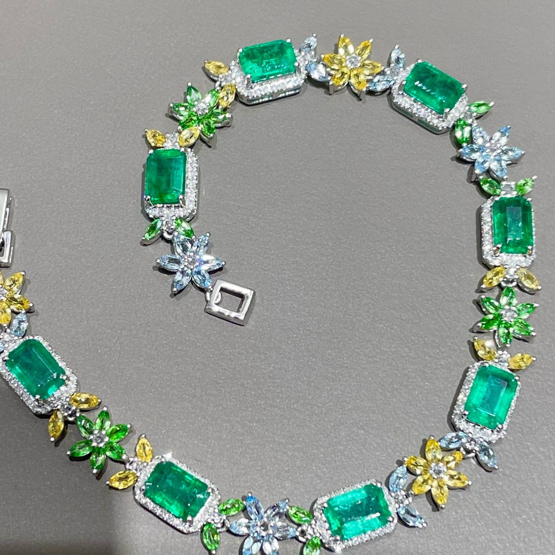 14k Gold 5.12 Ct Vivid Green Natural Emerald & Diamond Bracelet: Ref:231066184 // gold content:14k gold // main gemstone:emerald // shape:octagonal // carat weight:5. 12ct // color:vivid green // treatment:natural // // adjacent gemstone 2 : diamond //