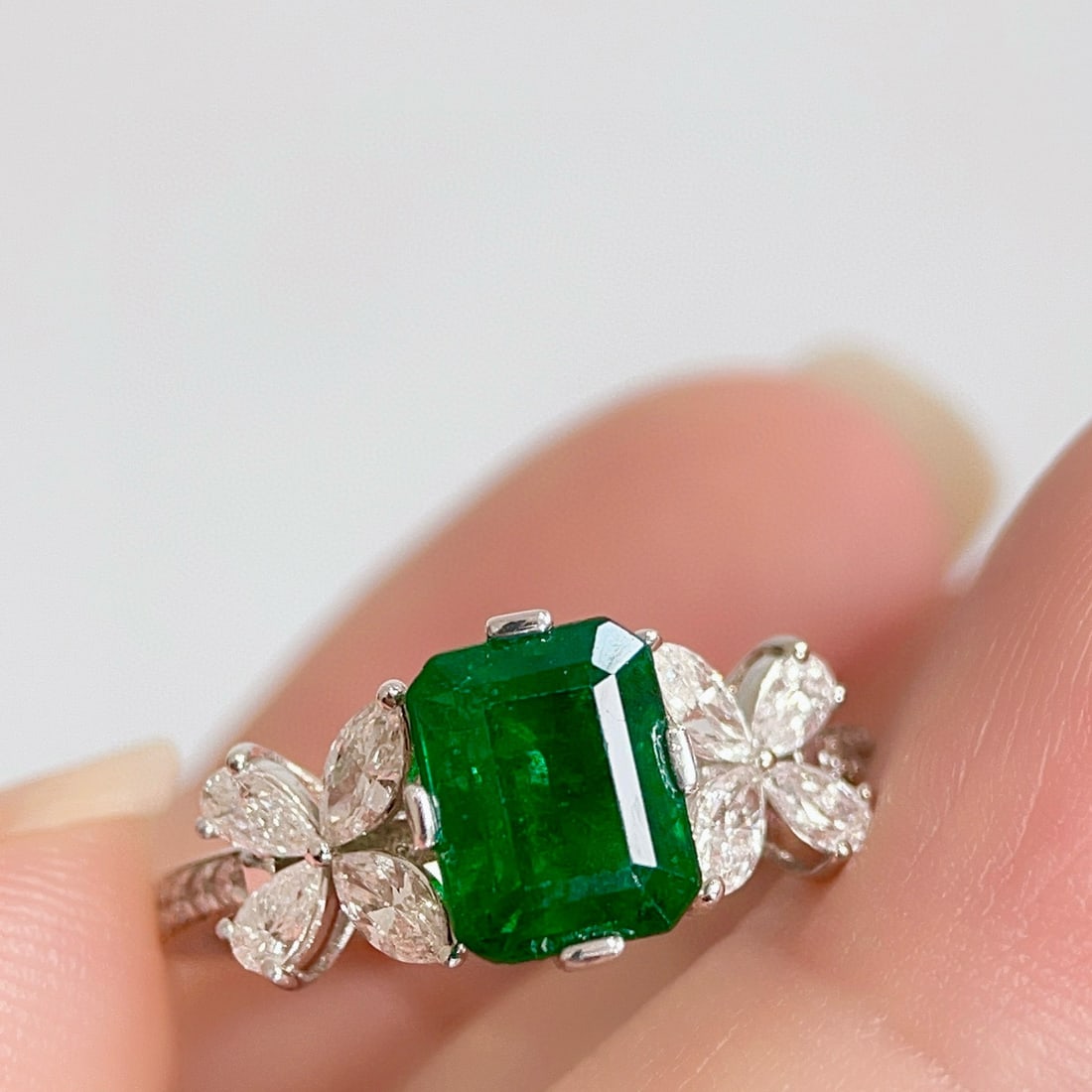 14k Gold 2.48 Ctw Vivid Green Natural Emerald & Diamond Ring: Ref:231066189 // gold content:14k gold // ring size:7. 25us // // main gemstone:emerald // shape:octagonal // carat weight:1. 92ct // color:vivid green // treatment:natural // // adjacent gemstone