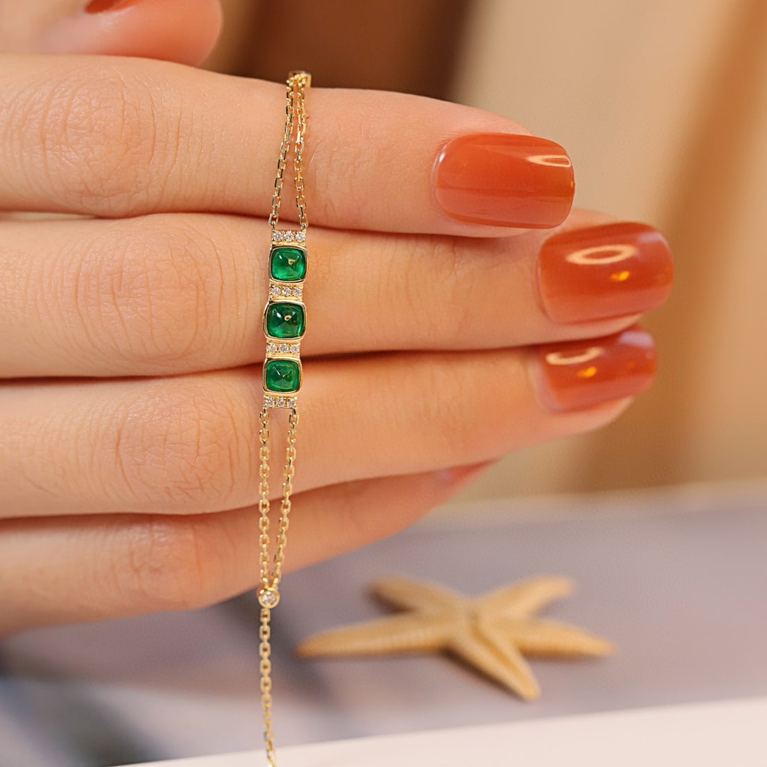 14k Gold 0.63 Ctw Vivid Green Natural Emerald & Diamond Bracelet: Ref:231066219 // gold content:14k gold // main gemstone:emerald // shape:sugar-loaf // carat weight:0. 53ct // color:vivid green // treatment:natural // // adjacent gemstone 2 : diamond //