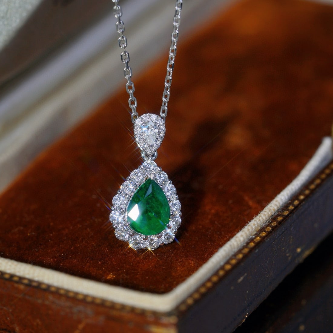 14k Gold 1.20 Ctw Vivid Green Natural Emerald & Diamond Necklace: Ref:231066226 // gold content:14k gold // main gemstone:emerald // shape:pear // carat weight:0. 77ct // color:vivid green // treatment:natural // // adjacent gemstone 2 : diamond // shape:multiply