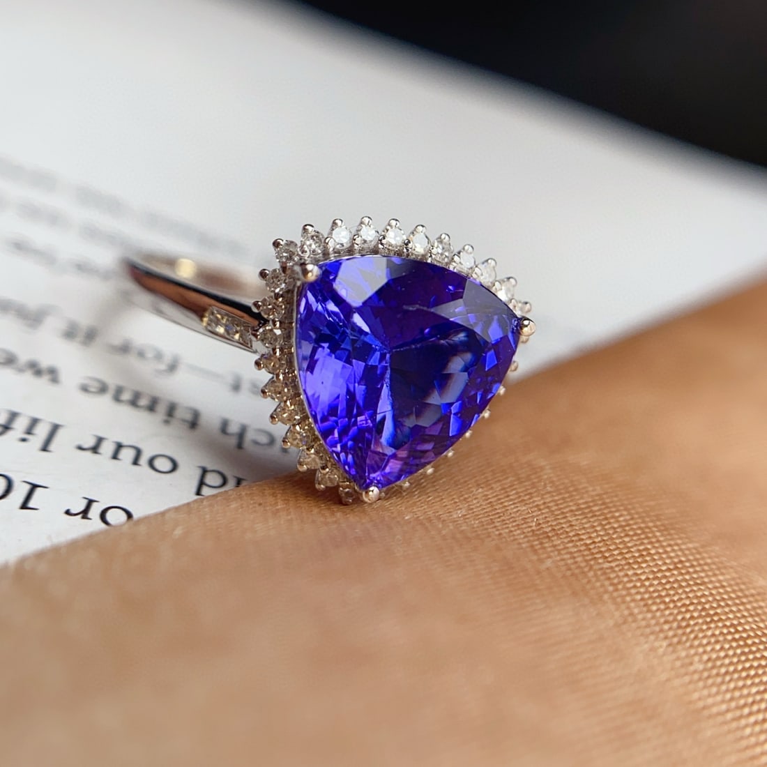 14k Gold 3.10 Ct Natural Tanzanite & Diamond Ring - 4