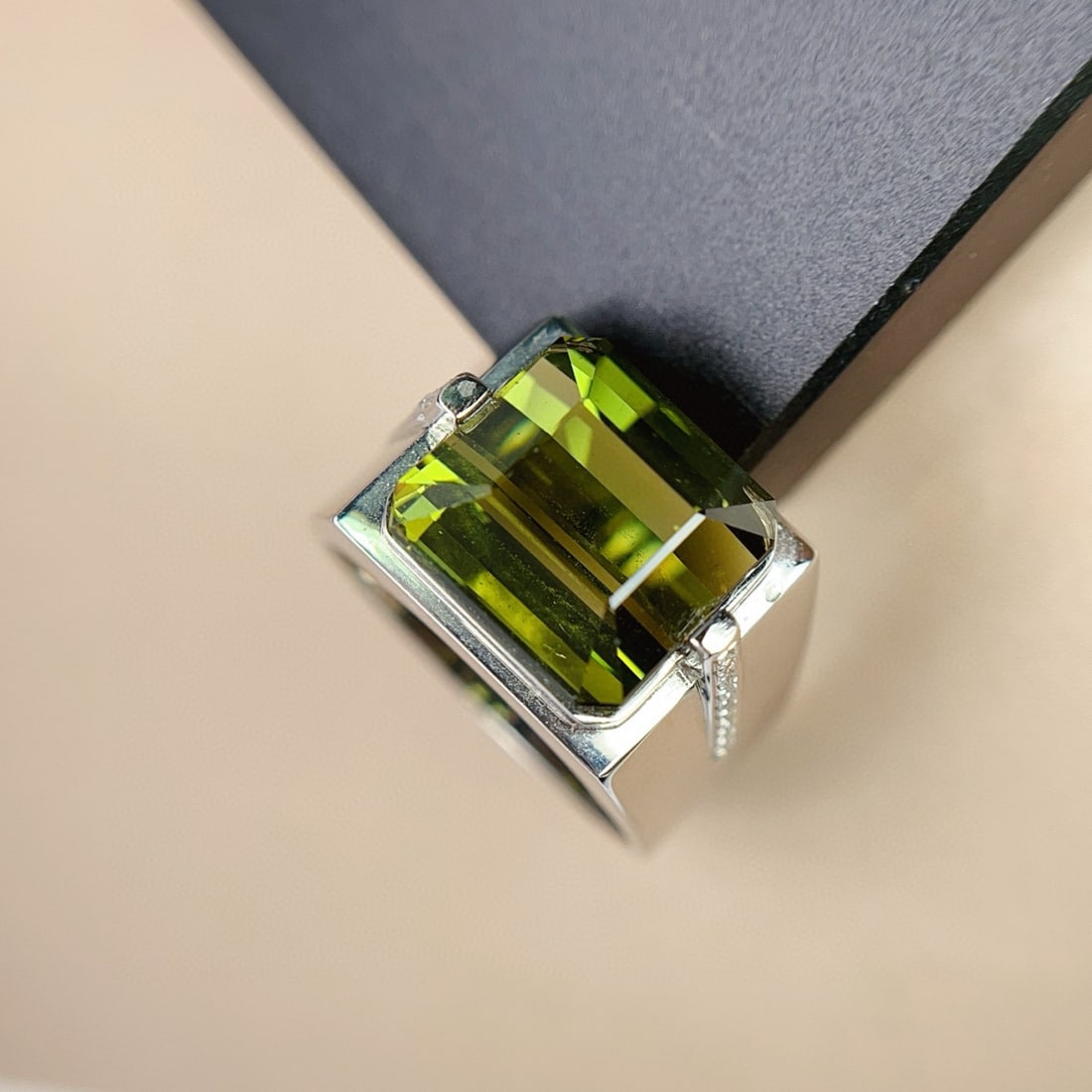 14k Gold 9.20 Ct Natural Tourmaline & Diamond & Men¡¯s Ring: Ref:231066284 // gold content:14k gold // ring size:8us // // main gemstone:tourmaline // shape:octagonal // carat weight:9. 20ct // color:green // treatment:natural // // adjacent gemstone 2 :