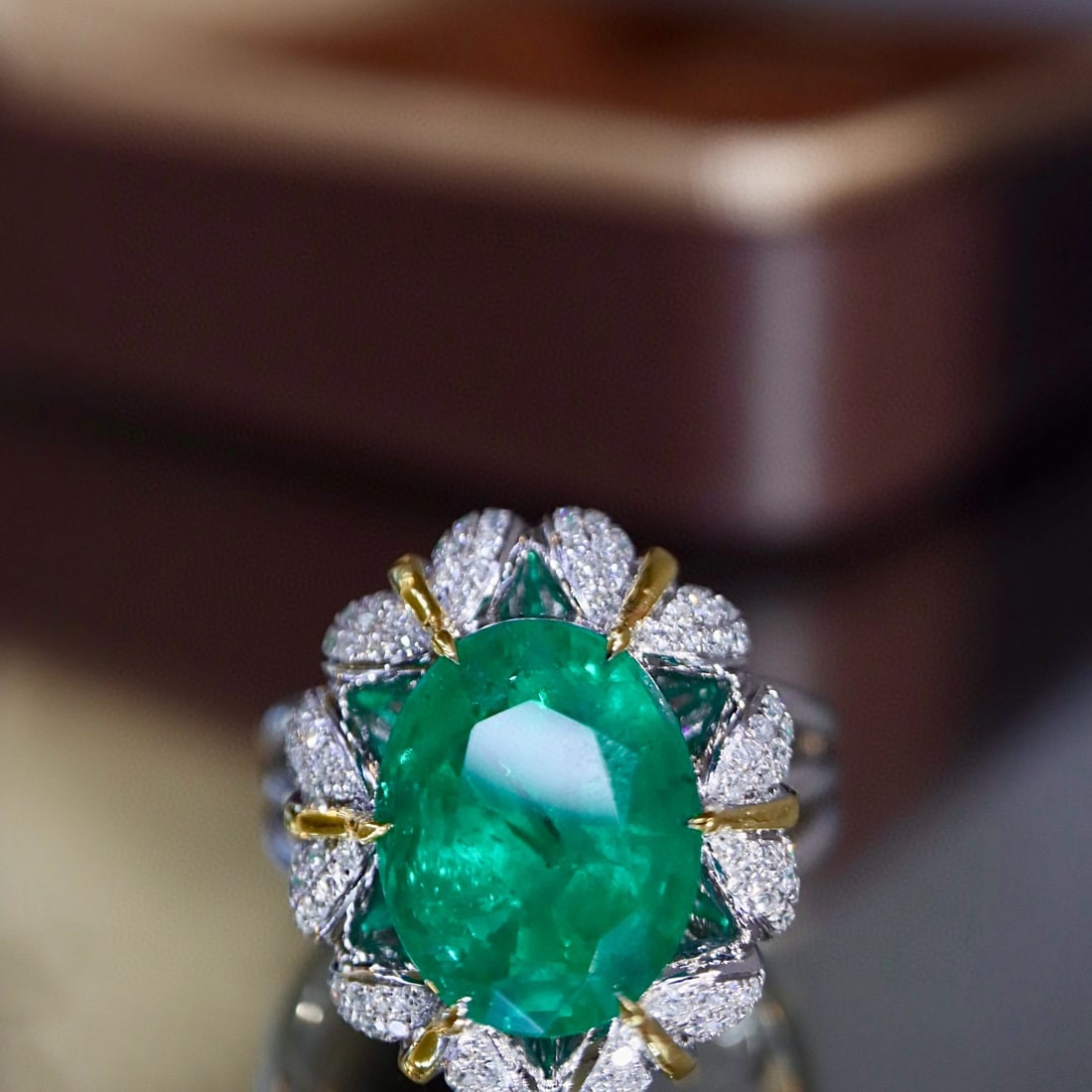 14k Gold 5.46 Ctw Natural Emerald & Diamond Ring: Ref:231066292 // gold content:14k gold // ring size:7. 25us // // main gemstone:emerald // shape:oval // carat weight:4. 9ct // color:green // treatment:natural // // adjacent gemstone 2 : diamond //
