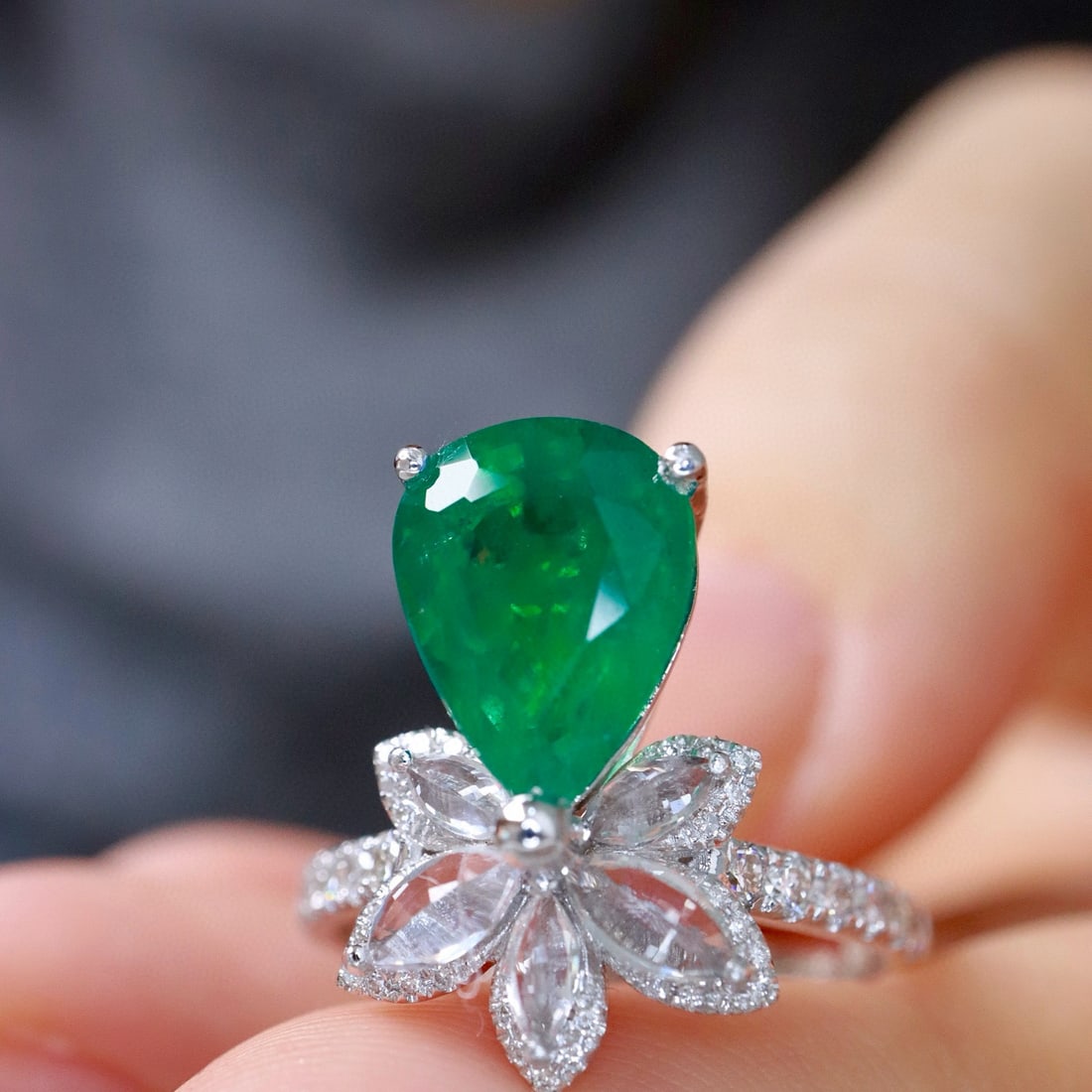 14k Gold 3.42 Ctw Vivid Green Natural Emerald & Sapphire Ring: Ref:231066307 // gold content:14k gold // ring size:7. 25us // // main gemstone:emerald // shape:pear // carat weight:2. 8ct // color:vivid green // treatment:natural // // adjacent gemstone 2 :