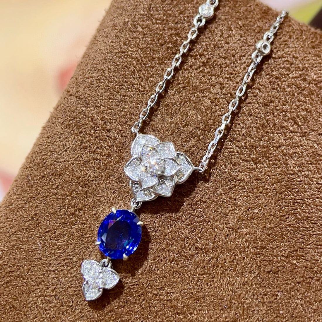14k Gold 1.32 Ctw Natural Sapphire & Diamond Necklace: Ref:231066311 // gold content:14k gold // main gemstone:sapphire // shape:oval // carat weight:1. 09ct // color:blue // treatment:natural // // adjacent gemstone 2 : diamond // shape:round // carat