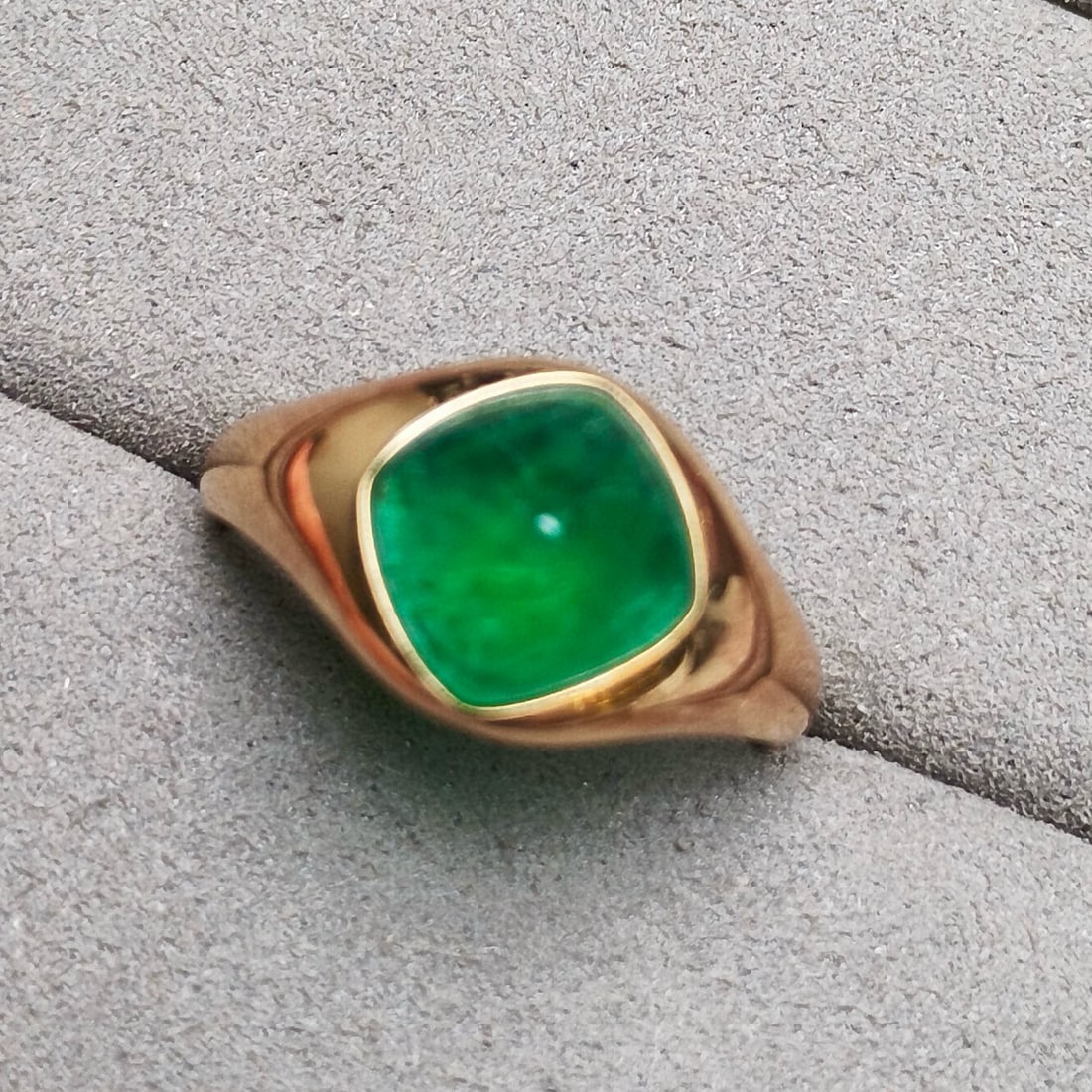 14k Gold 2.39 Ct Vivid Green Natural Emerald Ring: Ref:231066314 // gold content:14k gold // ring size:7. 25us // // main gemstone:emerald // shape:sugar-loaf // carat weight:2. 39ct // color:vivid green // treatment:natural // Condition: NewLow