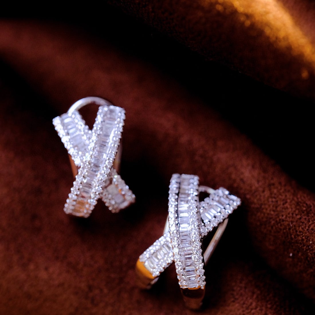 14k Gold 0.6 Ct Natural H Diamond Earrings: Ref:231066447 // gold content:14k gold // main gemstone:diamond // shape:multiply // carat weight:0. 6ct // clarity grade:vs-si // color:h // treatment:natural // Condition: NewLow Estimate: