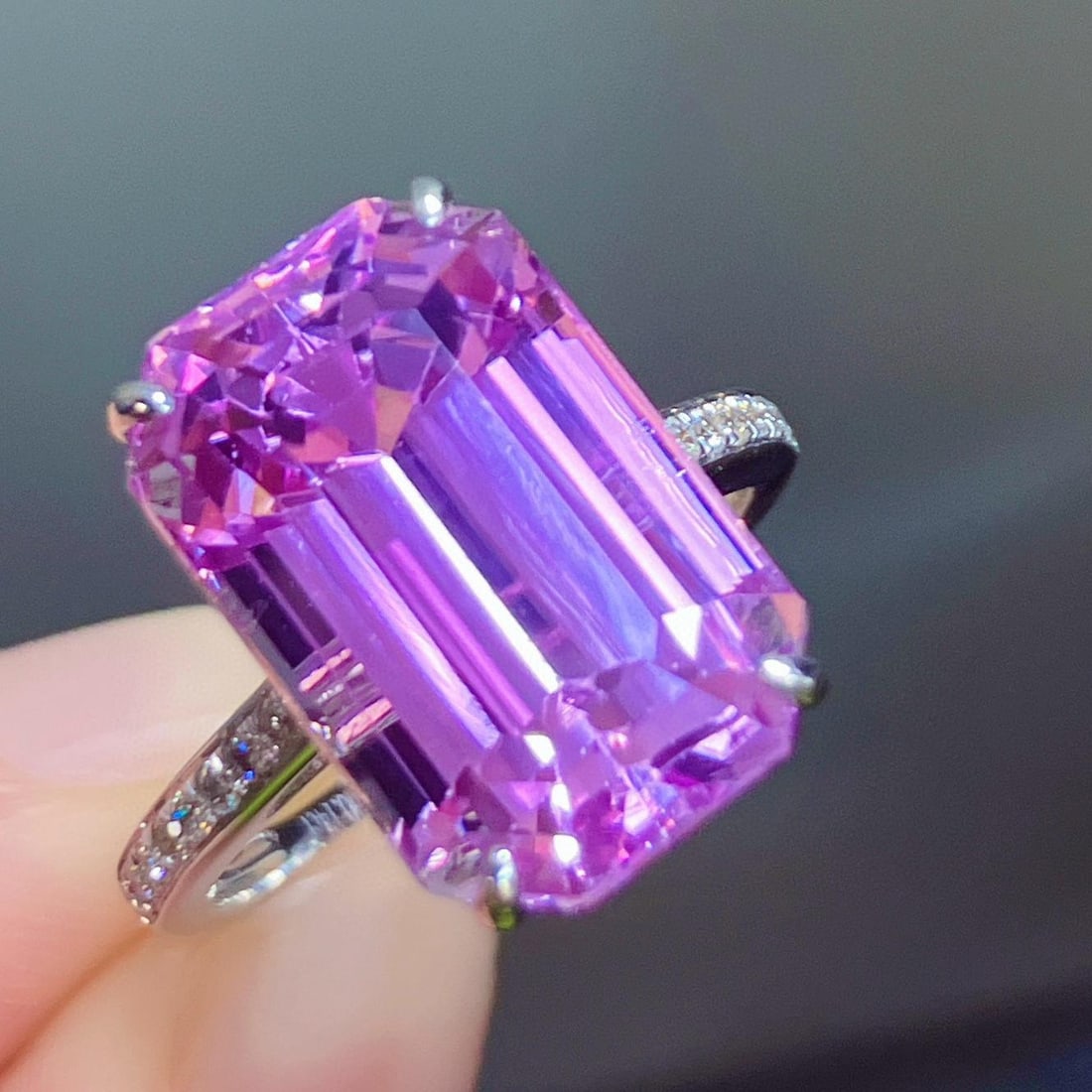 14k Gold 11.70 Ctw Natural Kunzite & Diamond Ring: Ref:231123051 // gold content:14k gold // ring size:7. 25us // // main gemstone:kunzite // shape:octagonal // carat weight:11. 56ct // color:pinkish purple // treatment:natural // // adjacent